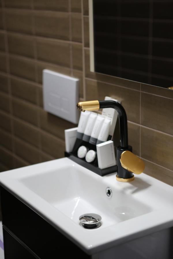 Dark Boutique Hotel Shkoze Экстерьер фото
